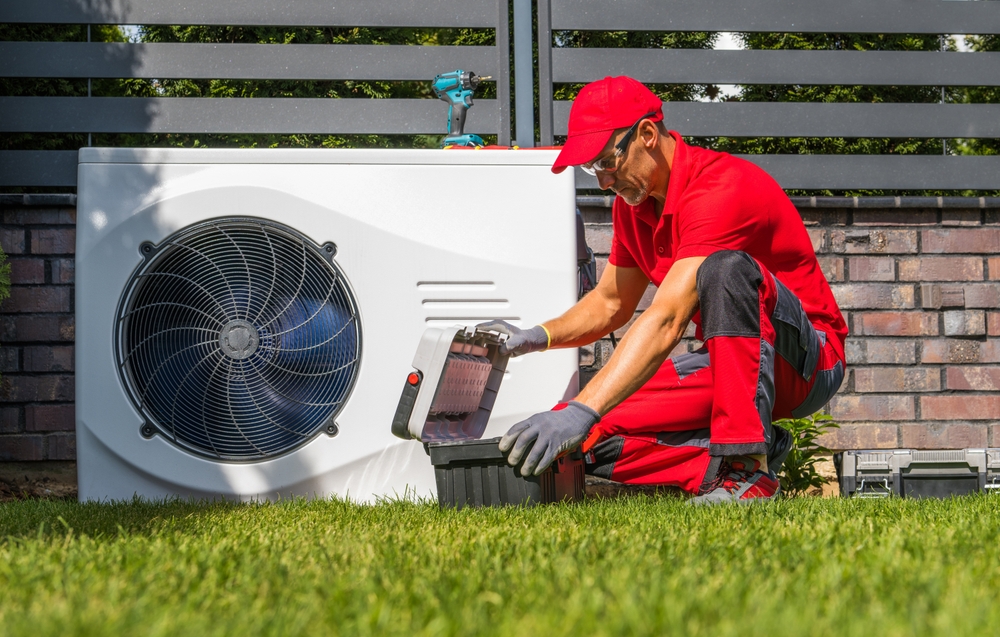 Wärmepumpenheizung außenmodul bei der Installation durch einen Heizungsbauer