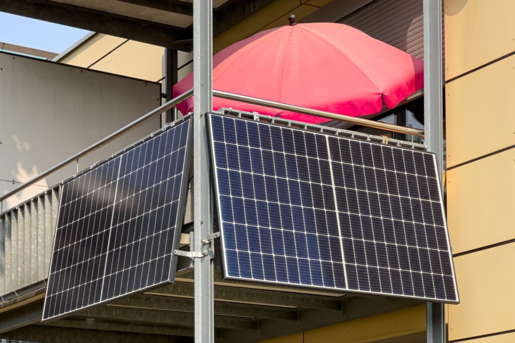 Balkonkraftwerk an einem Balkon eines Mietshauses mit zwei Solarzellen