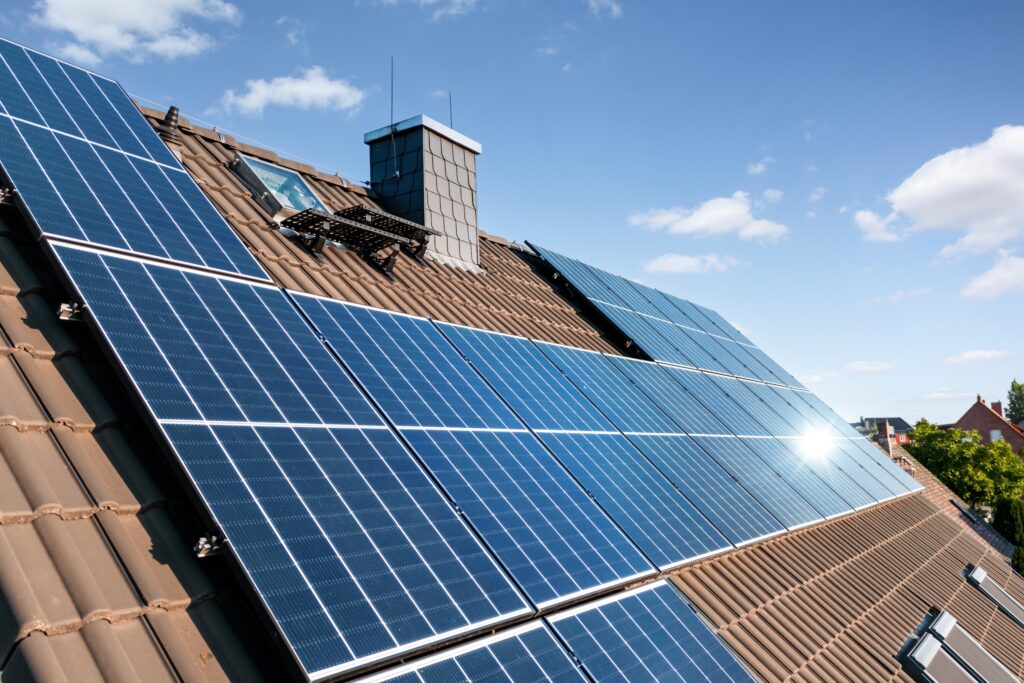 Photovoltaik auf dem Dach eines Einfamilienhauses