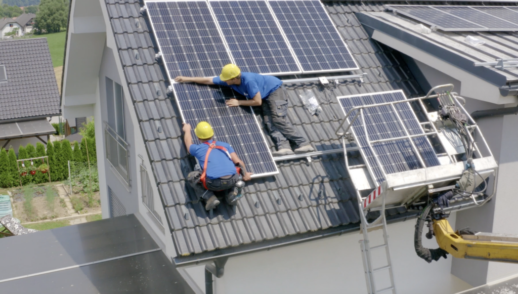 Photovoltaik Anbieter bei der Installation einer Solaranlage