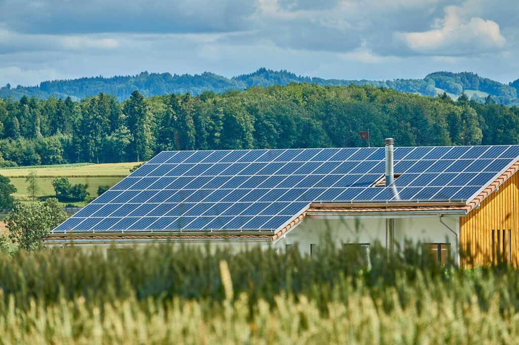 Solarkollektoren Solarkollektoren auf einem Hausdach