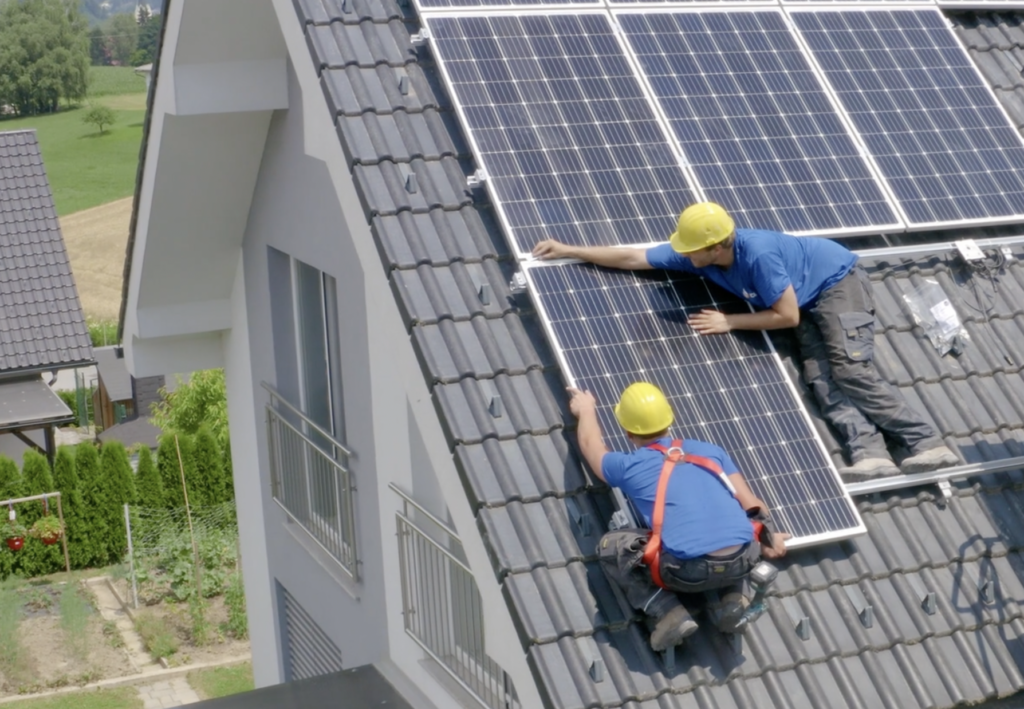 Solarmodul auf dem Satteldach eines Einfamilienhauses