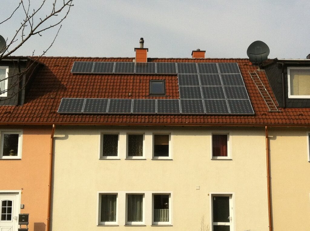 Solarmodule auf dem Dach eines Mehrfamilienhauses