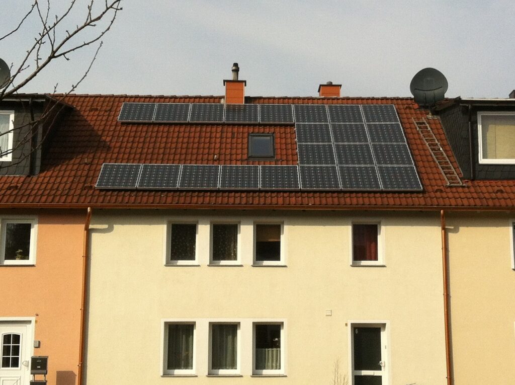 Solarmodule Mehrfamilienhaus Solarmodule auf dem Dach eines Mehrfamilienhauses